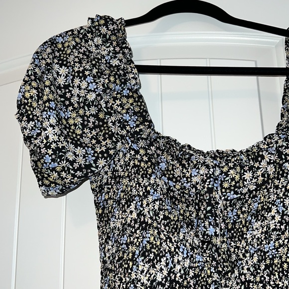 Heatherly Cropped Floral Blouse - Picture 5 of 6